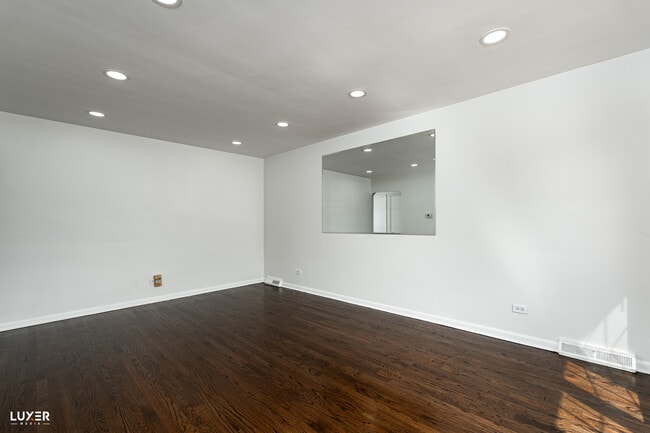 Building Photo - 8924 Oleander Ave
