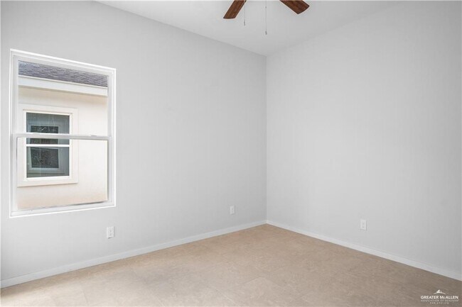 Building Photo - 16 N Onyx Ave