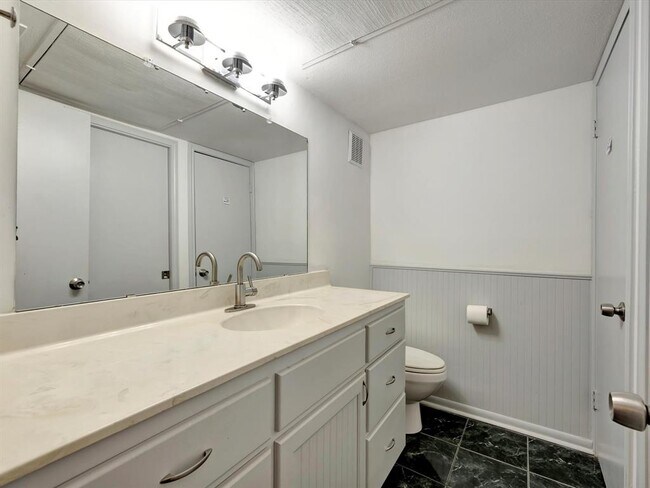 Building Photo - 1601 S Shepherd Dr