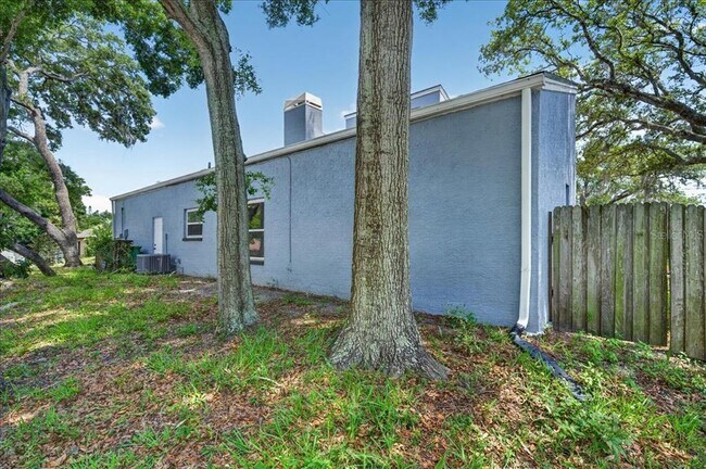 Building Photo - 2000 Brent Pl