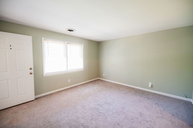 Building Photo - 315 S Mendenhall St