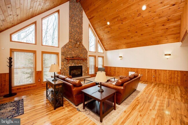 Building Photo - 1212 Acacia Dr
