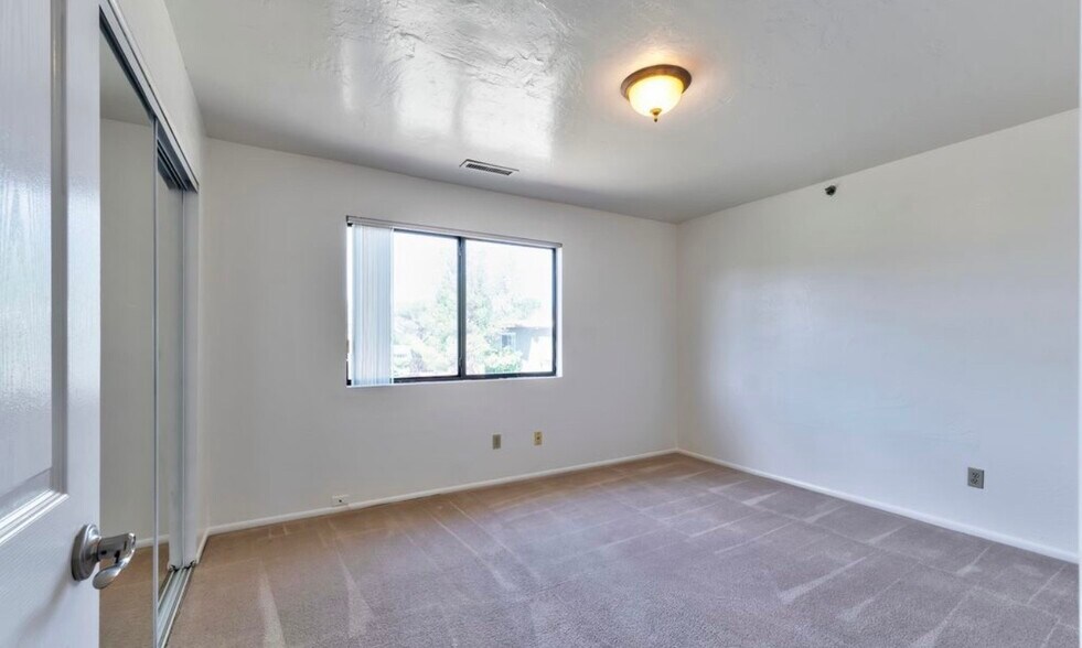 Building Photo - 1246 N Barzona Ave