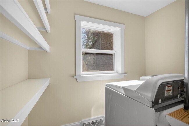 Building Photo - 204 Saratoga Ave