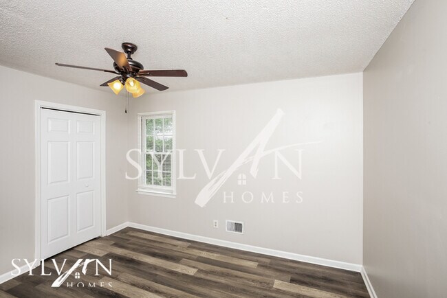 Building Photo - Enjoy the coziness of this darling home