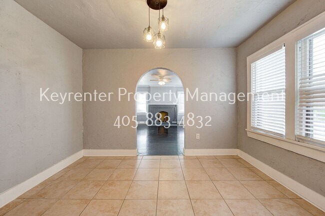 Building Photo - Charming 2-Bed, 1-Bath Upstairs Duplex Near the Paseo District