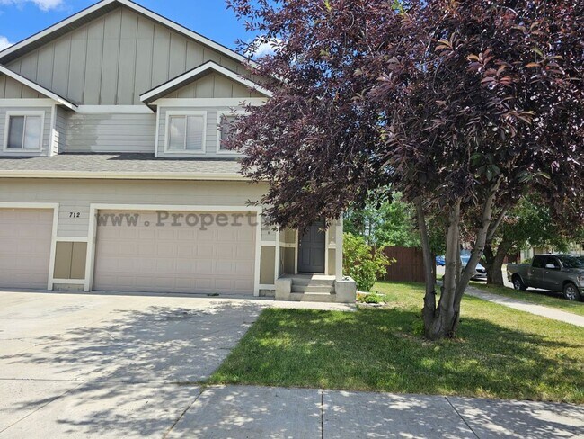 Building Photo - Stunning 4 Bed 2.5 Bath Upgraded Townhome ...