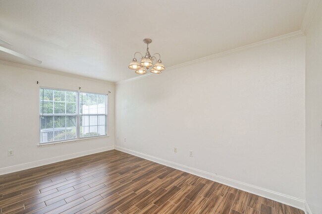 Building Photo - 2 Bedroom Townhouse in Crestview!