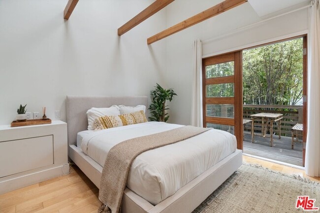 Building Photo - 678 Broadway St