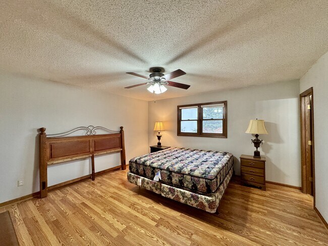 Building Photo - 702 W 6th Ave