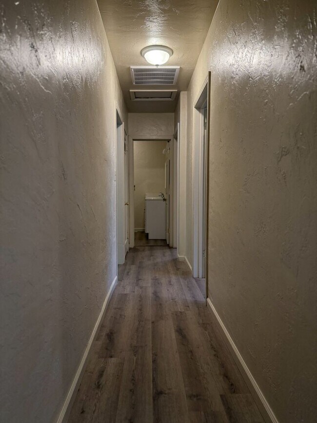 Building Photo - Charming and newly upgraded home. AVAILABL...