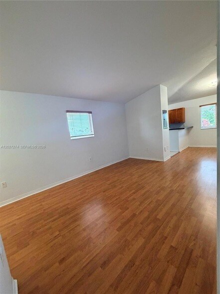 Building Photo - 995 NE 34th Ave