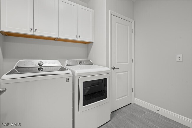 Building Photo - 2560 Seychelles Dr