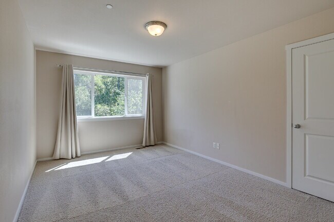 Building Photo - Luxury Home in Kenmore / Bothell!