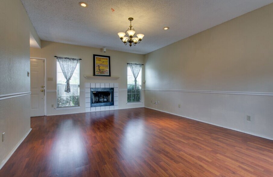 Building Photo - 807 Burr Oak Dr