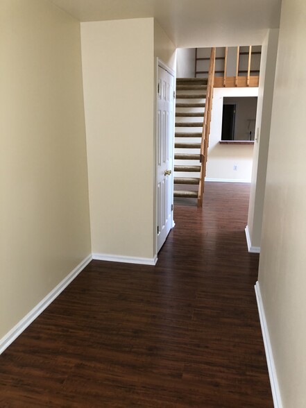Building Photo - 506 Mountainview Dr