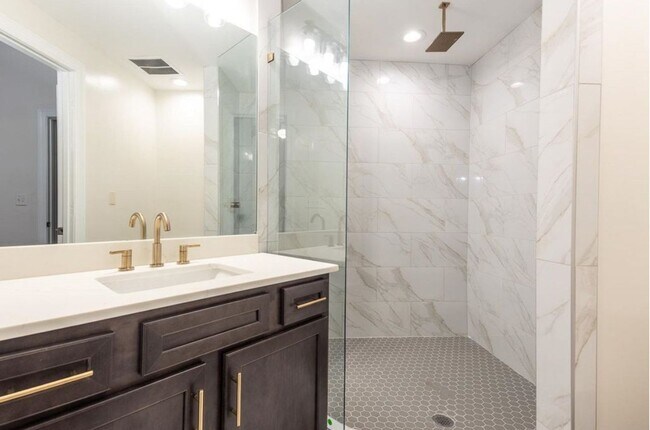 Building Photo - Modern Downtown Memphis Condo with Prime Location