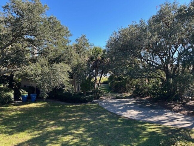 Building Photo - FREE MONTH OF DECEMBER 2025 Beach, 2nd row