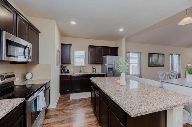 Building Photo - 652 Donegal Ln