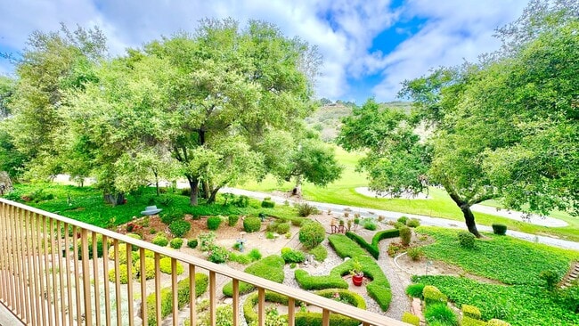 Building Photo - Stunning and Well Appointed High-End Two-S...