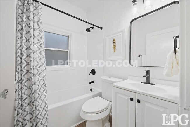 Building Photo - 1044 Hawk St