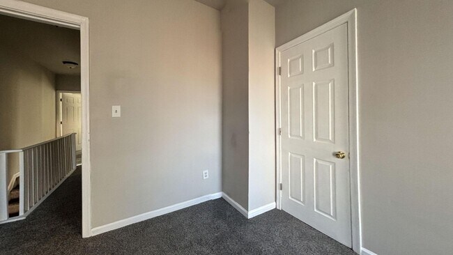 Building Photo - Move-In Ready 3-Bedroom Home with Stylish Hardwood-Style Flooring