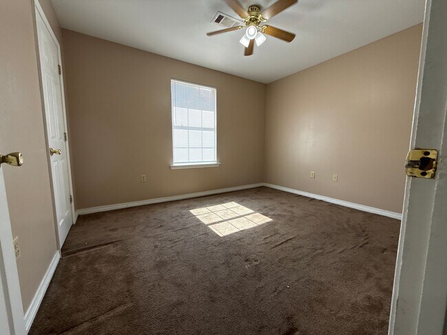 Building Photo - Warm and inviting single-story home, perfect for comfortable living.