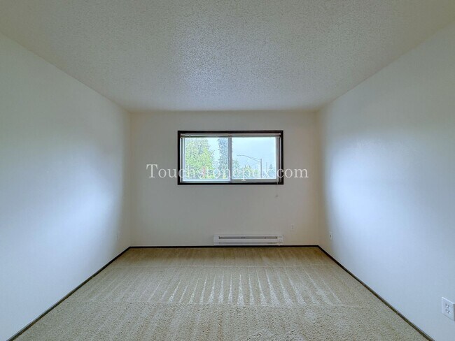 Building Photo - Updated 2 Bdrm Apartment with Balcony in Sellwood Moreland Neighborhood