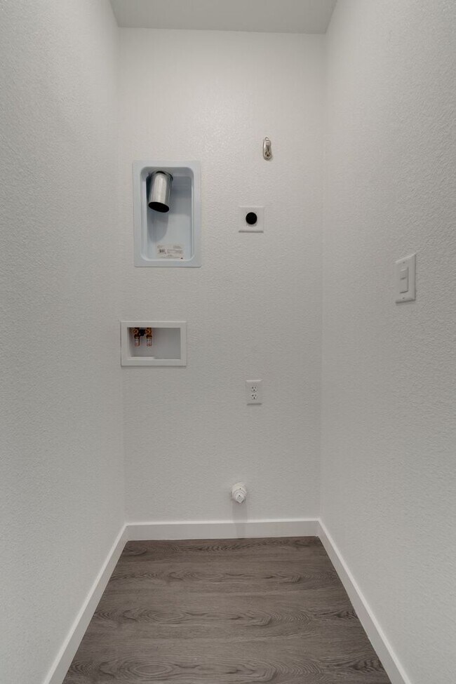 Building Photo - New 4 Bedroom Home with Next Gen Suite + S...