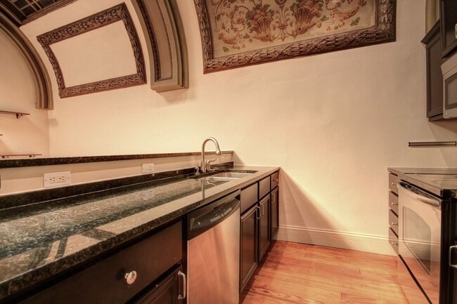 Building Photo - 10 E Main St