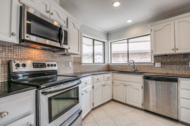 Building Photo - RENOVATED 2-BEDROOM IN WHISPERING OAKS