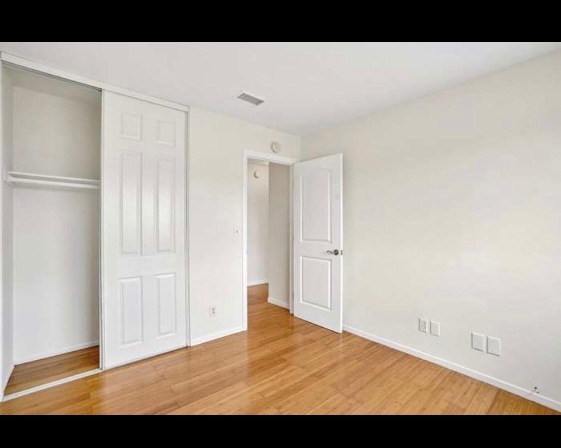 Building Photo - 15210 Shadybend Dr