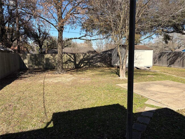 Building Photo - 1007 Stoneleigh Ct