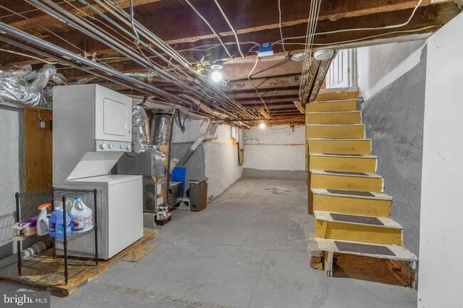 Building Photo - 821 N Bambrey St