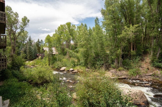 Building Photo - 1024 E Hopkins Ave