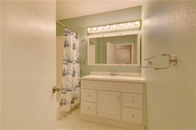 Building Photo - Freshly Updated 3BR Condo w/ Cozy Fireplace, Deck & 2 Parking