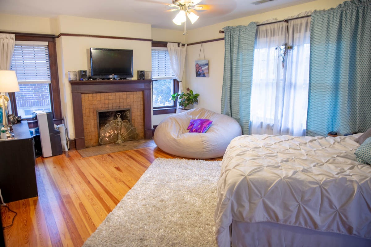 Master bedroom - 641 Bonaventure Ave NE