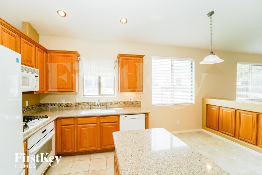 Building Photo - 5240 N Spring Pointe Pl