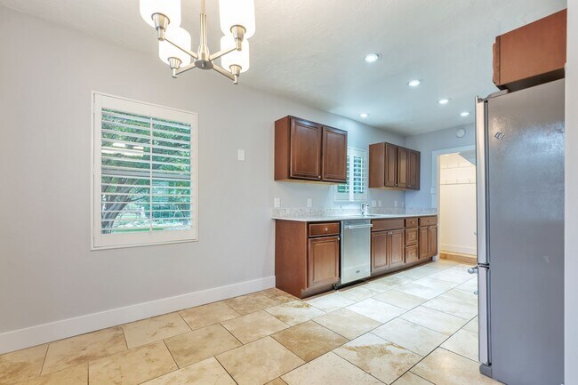 Building Photo - 4858 Viewmont St
