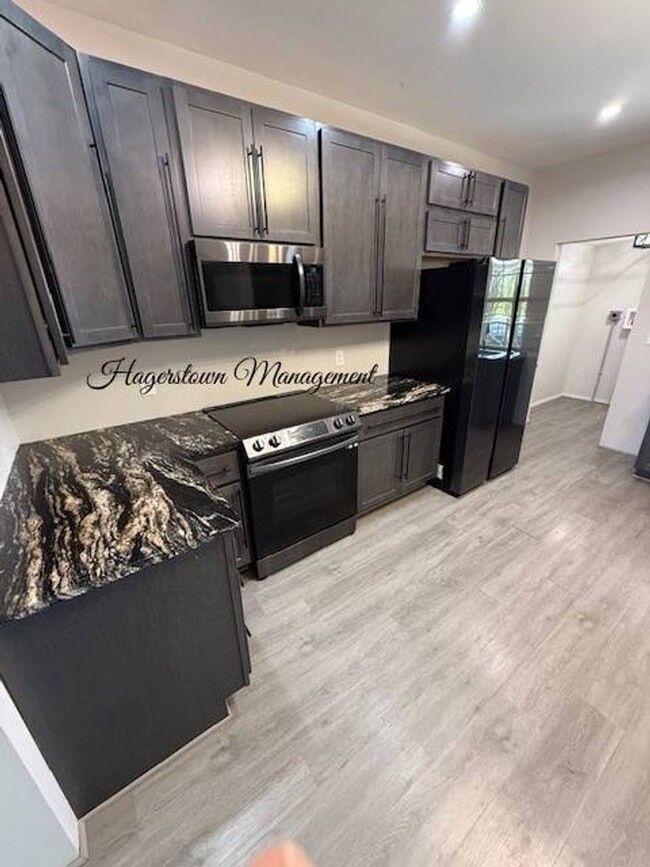 Building Photo - Spectacular 1-2 BR Single Family Home - Ju...