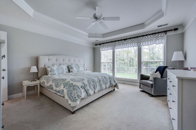 Building Photo - 4 Bedroom, 3.5 Bathroom Executive Home with Fenced Yard and 3 Car Garage.