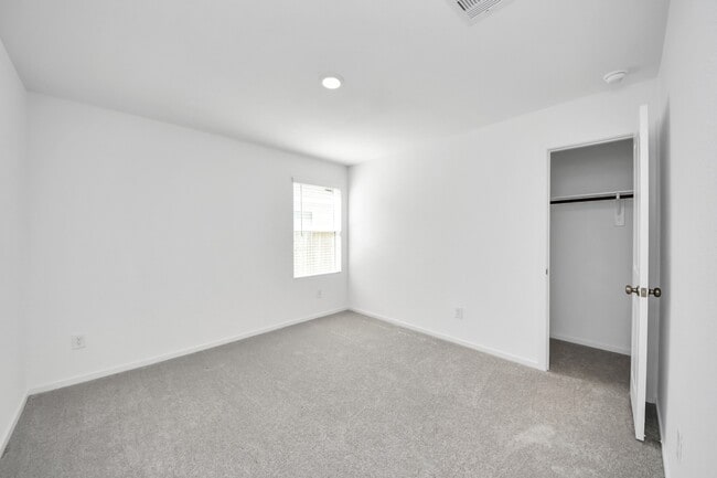 Building Photo - 105 Nicholas Rd