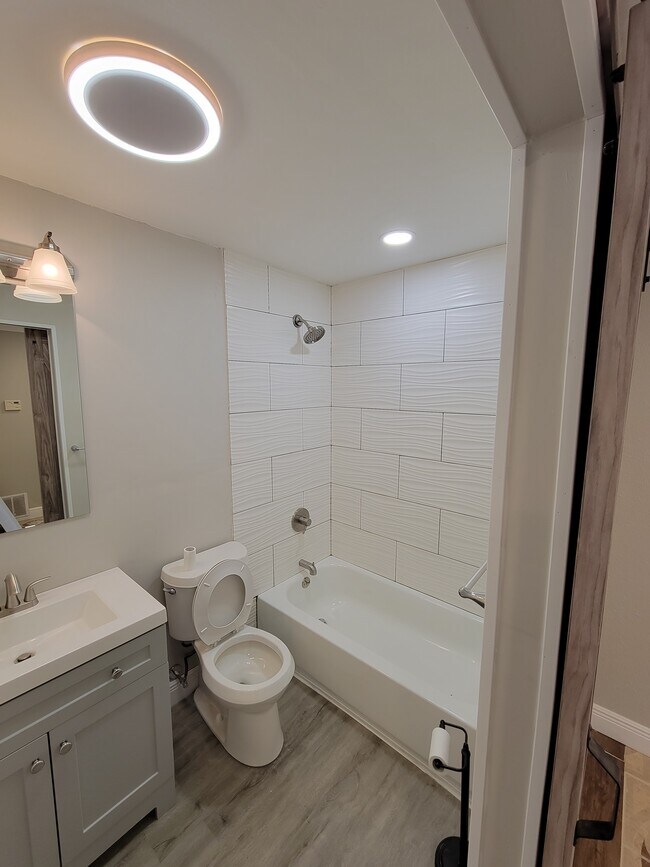 Building Photo - 810 Springvale Dr