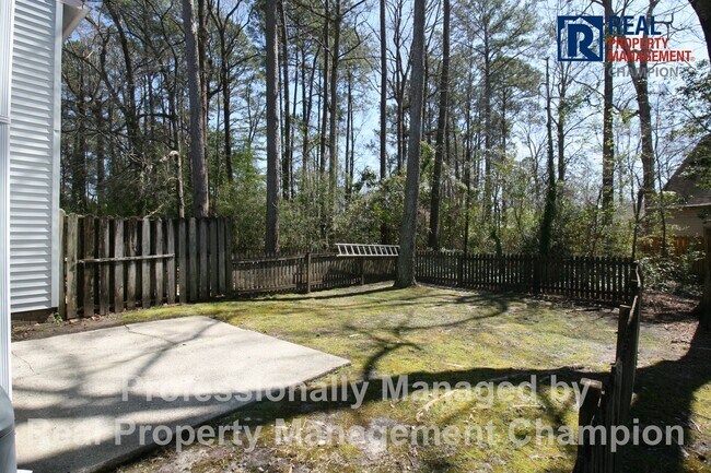 Building Photo - Beautifully 2 BD/1.5 BA End Unit Townhouse w/Garage
