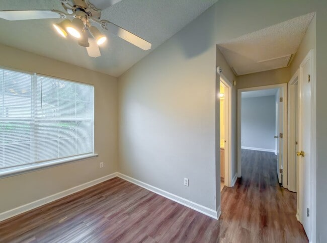 Building Photo - LOVELY SE 3/2 w/ New Paint, Fireplace, Fenced Yard, Vaulted Ceilings, Washer/Dryer, & No Carpet! ...