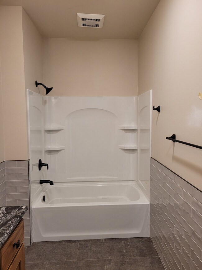 Main Bath - 805 Blue Mounds St