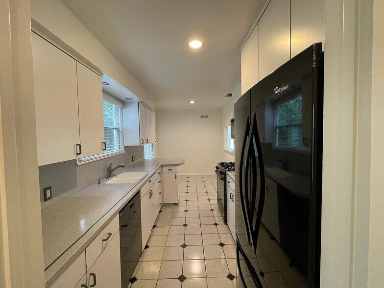 Kitchen 1 - 4717 Cedros Ave