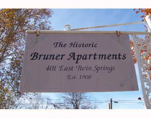 Signage - Leslie House Apartments