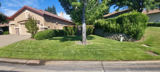 Building Photo - Gated: Single Story Heritage Oaks 3 Bedroom Plus Office/Den 3 Car Garage with lots of built in fo...