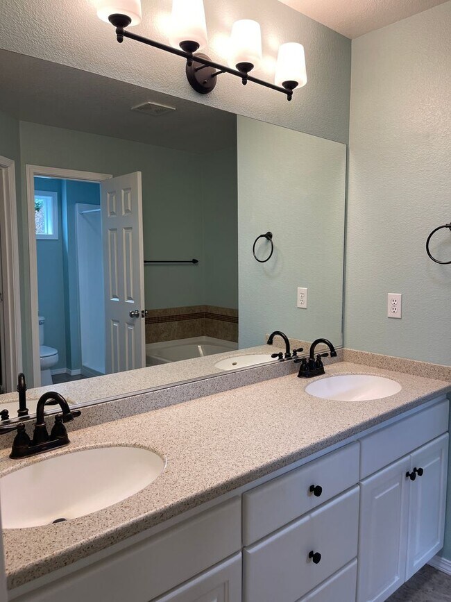 Building Photo - In town Poulsbo neighborhood large 4 bedroom now available
